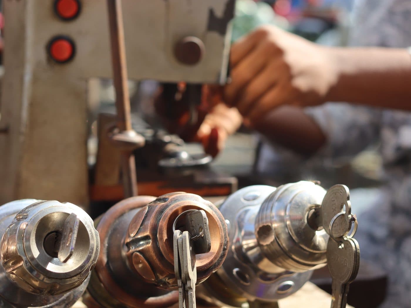 Máquina de duplicado de llaves y bombines en el taller de cerrajería